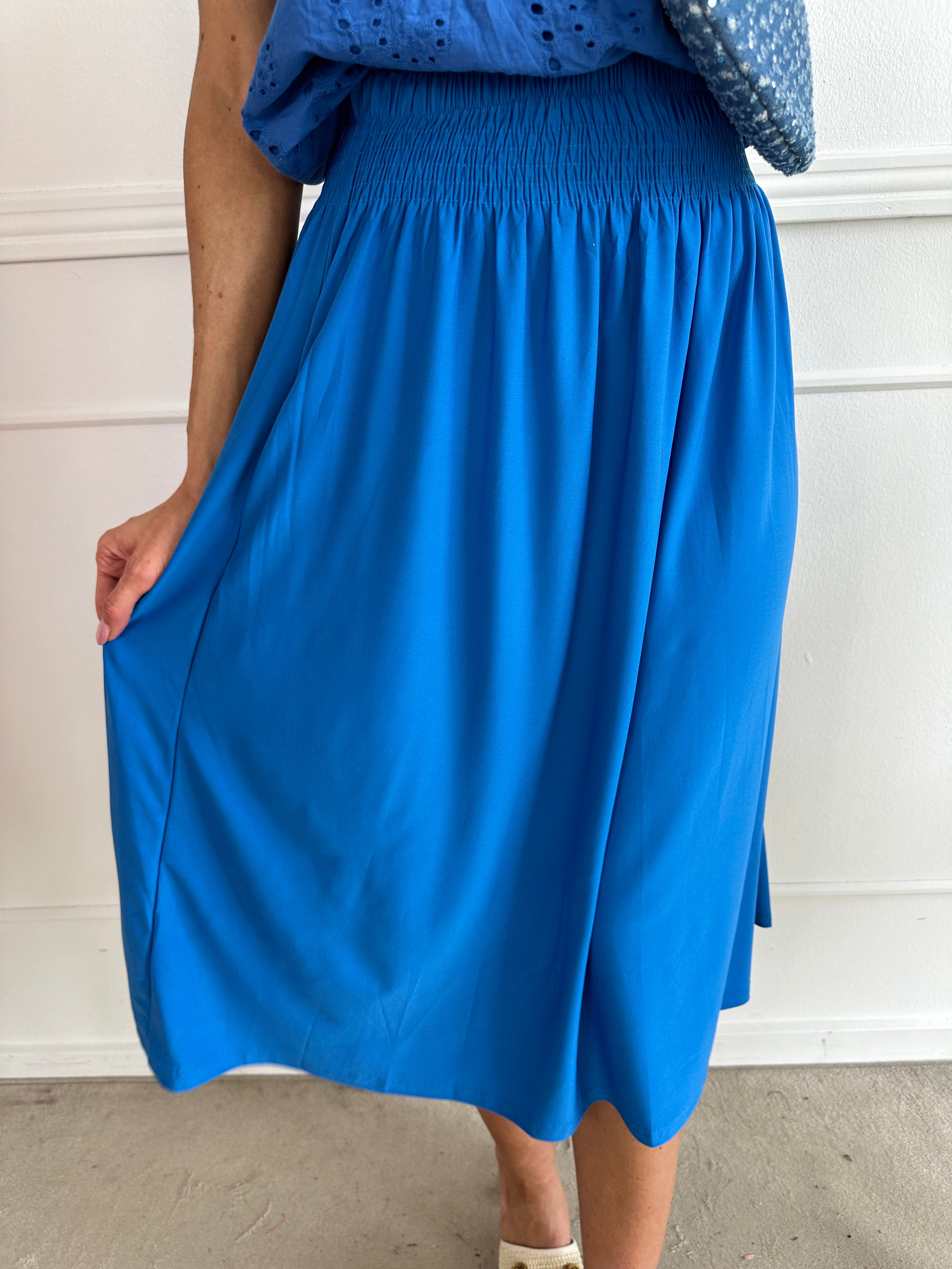 Pams Plain Midi Skirt - Kjol i stretchigt material med fickor